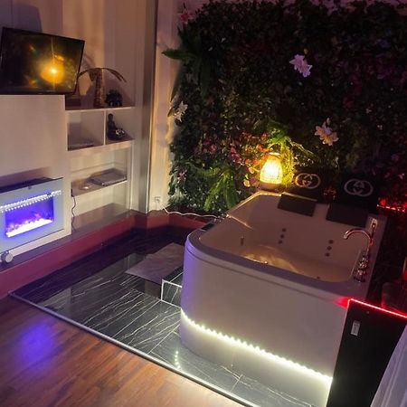 Jacuzzi 9Em Lägenhet Paris Exteriör bild