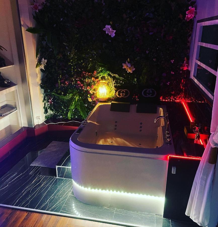 Jacuzzi 9Em Lägenhet Paris Exteriör bild